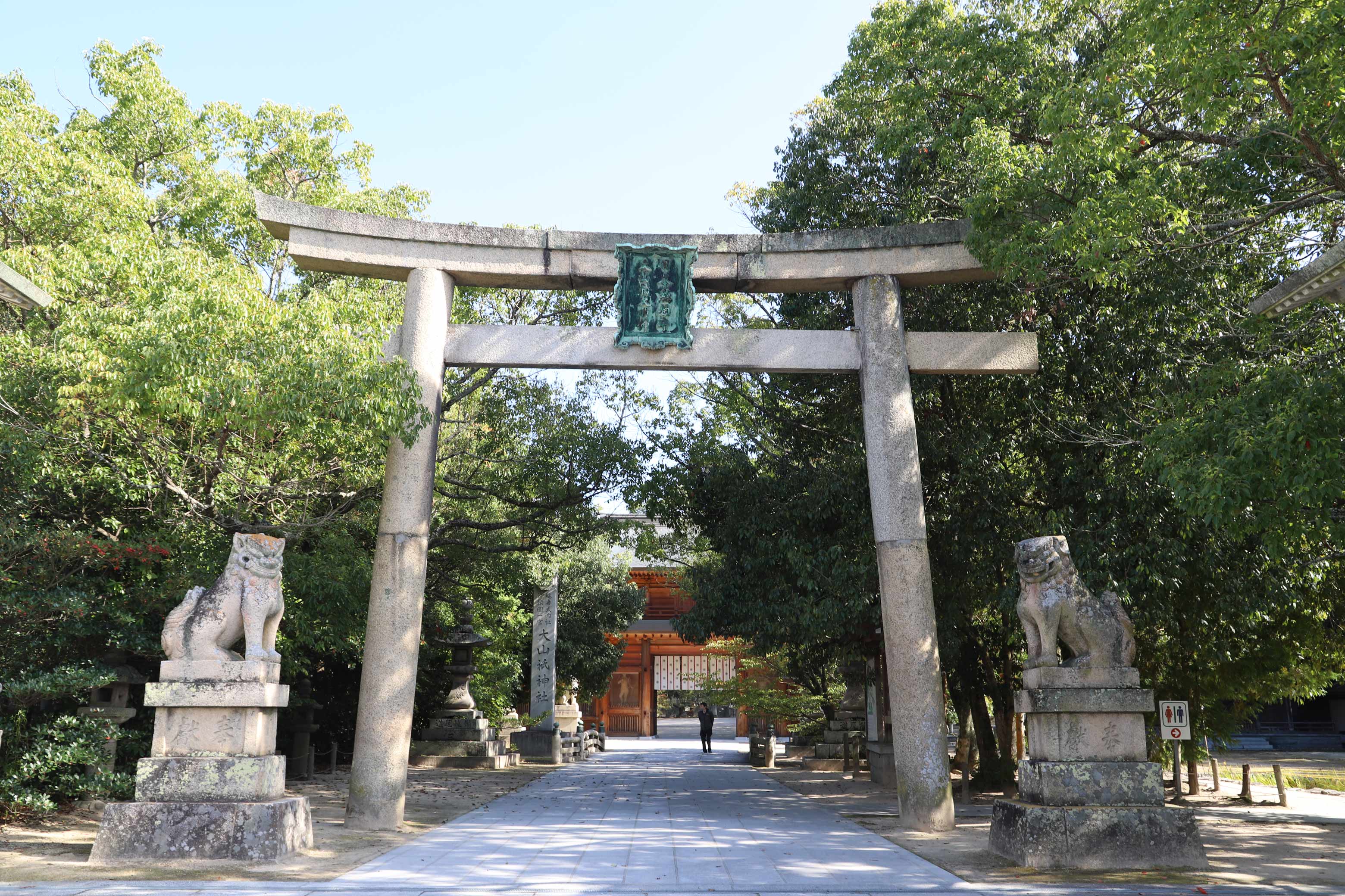 Recharge yourself with a historical shrine visit and sublime food