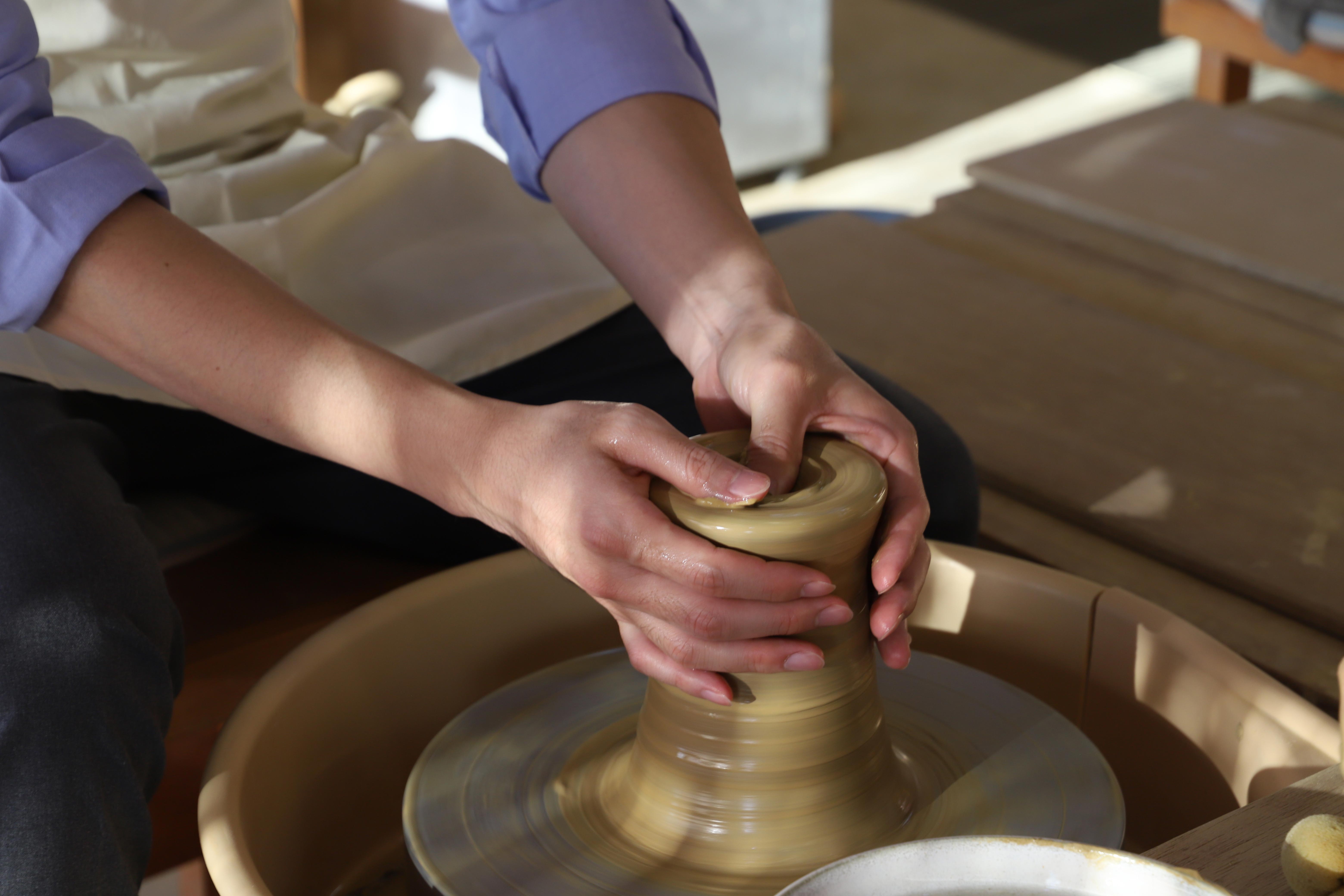 Enjoy the experience in the home of pottery and walk around the shrine town